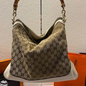 💯% Authentic Gucci shoulder or crossbody bag!